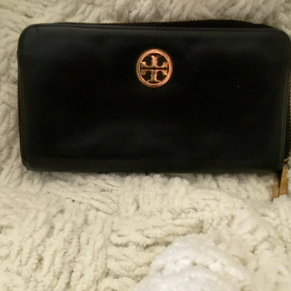 Tory Burch Robinson Pebbled Leather Black Wallet with Gold Logo